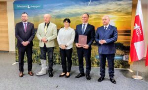Miniaturka artykułu Podpisano umowę na budowę drogi dojazdowej do gruntów rolnych w Rudce